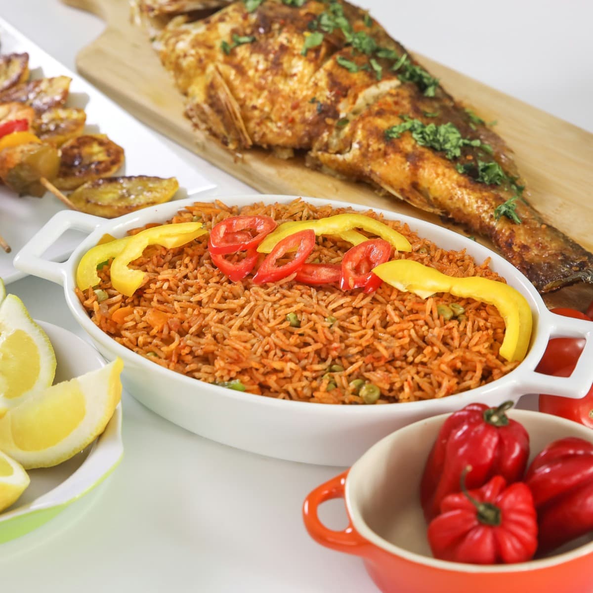 Plat burkinabè servi à table